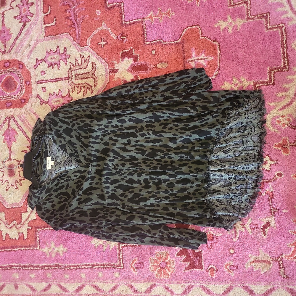 Umgee oversized shirt wear with legging  size small but will fit med. New no tag